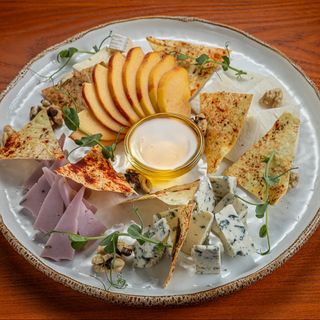 Сирна таріль з фермерської сироварні та журавлиним конфі (140г/40г)