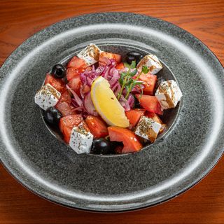 Грецький салат з свіжими овочами та фермерським сиром фета (220г)