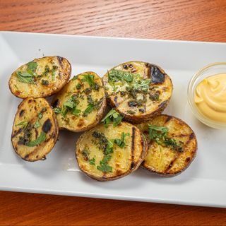 Картопля гриль з сирним соусом (200/30г)