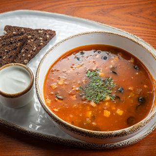 Солянка з трьох видів м'яса (телячий язик, шинка, курка) подаємо з сметаною (400/30г)