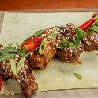 Курячі крильця під пікантним фірмовим соусом теріякі (300г)