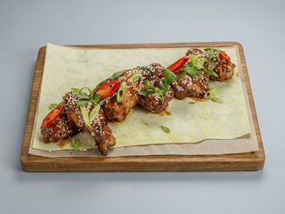 Курячі крильця під пікантним фірмовим BBQ (300г)
