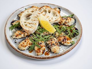 Запечені мідії в стулках під сирно-вершковим соусом з Пармезаном (240г)