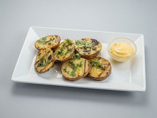 Картопля гриль з сирним соусом (200/30г)