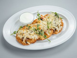 Деруни під сиром з грибами, беконом (340/50г)