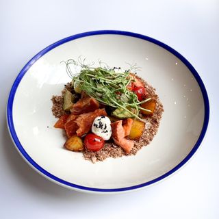 Салат з лососем нашого копчення 