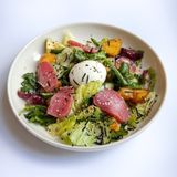 Салат з тунцем татакі, картоплею та соусом тонато 