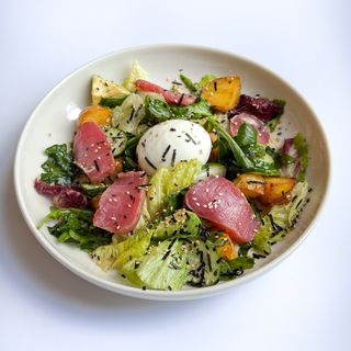 Салат з тунцем татакі, картоплею та соусом тонато 