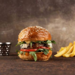 БУРГЕР З КАЧКОЮ КОНФI ТА ТРЮФЕЛЬНИМ АЙОЛI