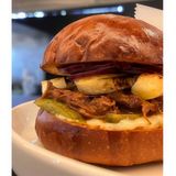 БУРГЕР З РВАНОЮ ЯЛОВИЧИНОЮ БАРБЕКЮ