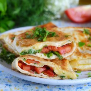 Лаваш з Сулугуні та овочами (260г)