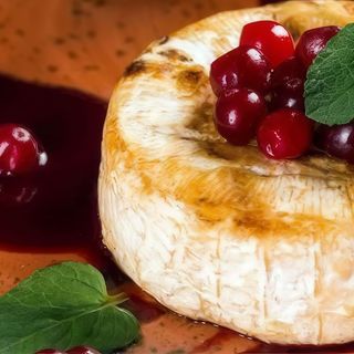 Камамбер в беконі з ягідним соусом та грінками 