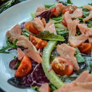 Салат з мікс салату з лососем (260г)