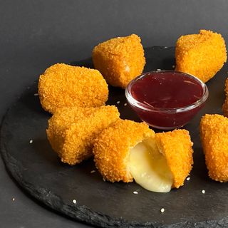 КАМАМБЕР ФРІ З ЖУРАВЛИНИМ СОУСОМ (190 г. / 30 г.)