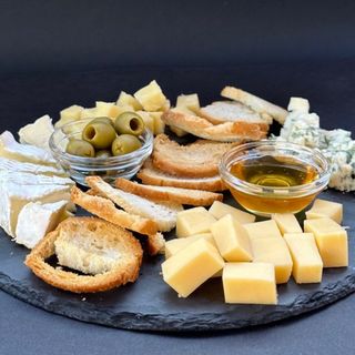 СИРНИЙ СЕТ З МЕДОМ І ОЛИВКАМИ 280 г.