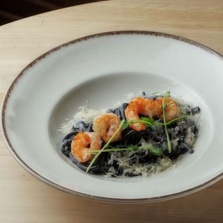 Спагеті чорні з королівськими креветками під вершковим соусом (300 г)