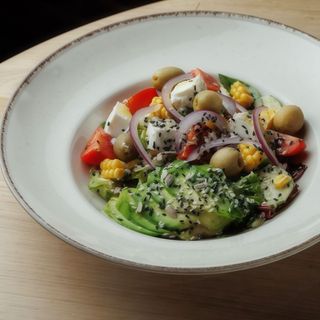 Овочевий салат з авокадо та фетою (300 г)