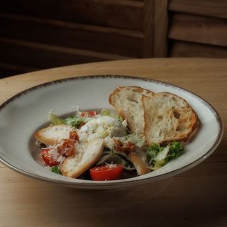 Цезар з куркою під анчоусним соусом (250 г)