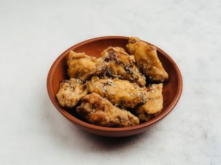 Фірмові курячі крильця в гранатовому соусі з кунжутом (400г)