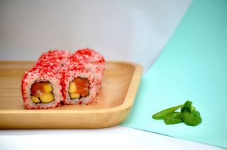 Каліфорнія з лососем та манго (200г)