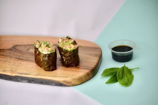 Гункани з лососем (85г)