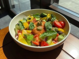 Салат грецький з кріспі сиром фета 