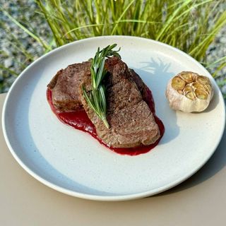 Медальйони з яловичини з журавлинним соусом