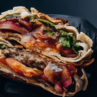 Бургер в лаваші з телятиною