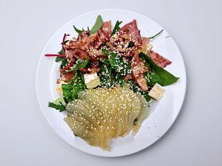 Салат з Грушею, сиром брі та беконом (190 гр)