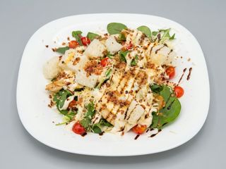 Салат Фірмовий з куркою, беконом та сиром пармезан