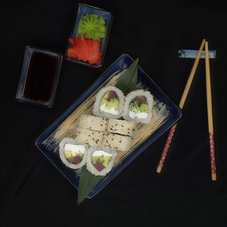 Філадельфія з тунцем в кунжуті (270г)