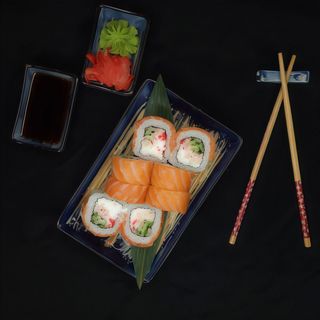 Dragon roll з лососем (345г)