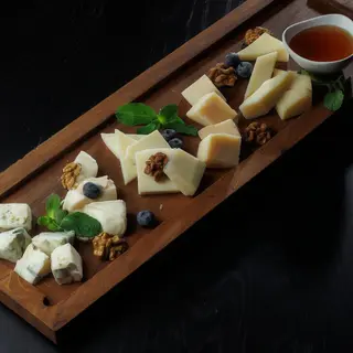Колекція італійських сирів з медом