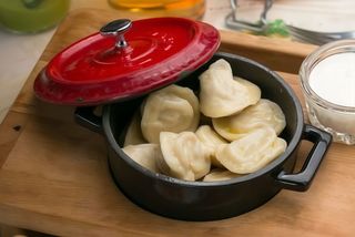 Пельмені з м'ясом зі сметаною (200/50г)