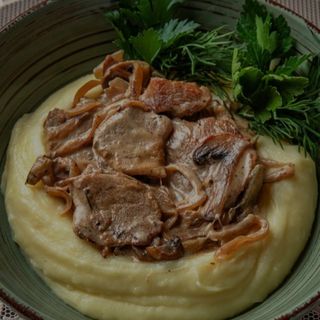 Свинина вирізка по-строгановські