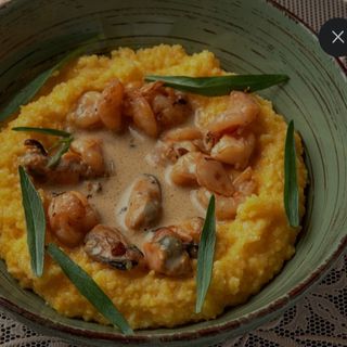 Полента з мясом мідій та креветками