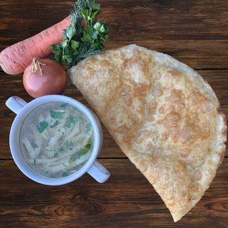 Чебурек з свининою та бульйон