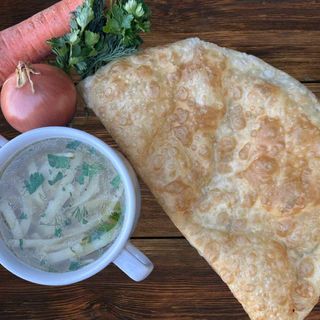 Чебурек з яловичиною та бульйон