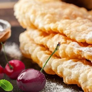 Чебурек з вишнею