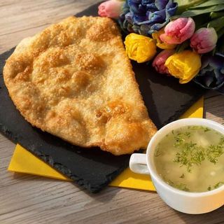 Чебурек з куркою та бульйон
