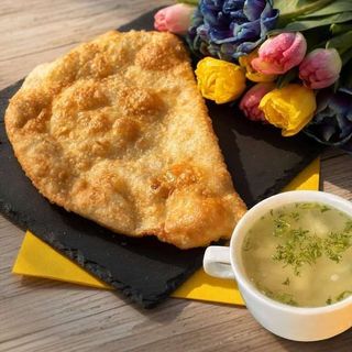 Чебурек Три сири та бульйон