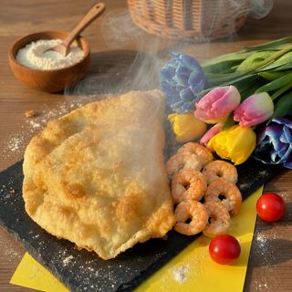 Чебурек з креветками та фетою
