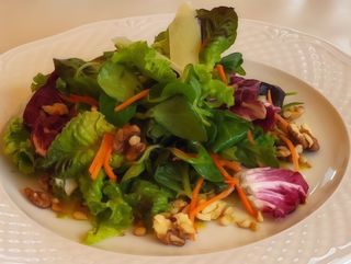 Мікс зелених салатів з кедровими горішками і Пармезаном