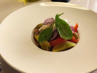 Салат грецький з сиром Фета, м'яким сиром з травами та оливками Каламата