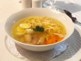 Бульйон з домашньої курочки з локшиною власного приготування