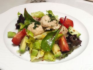 Парові курячі котлетки від дяді колі на подушці з зелені та авокадо