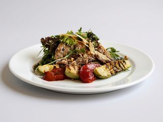 Теплий салат з зеленим міксом та ніжною телятиною-гриль