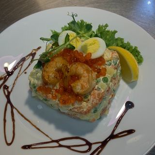 Олів'є з лососем та креветками (350г)