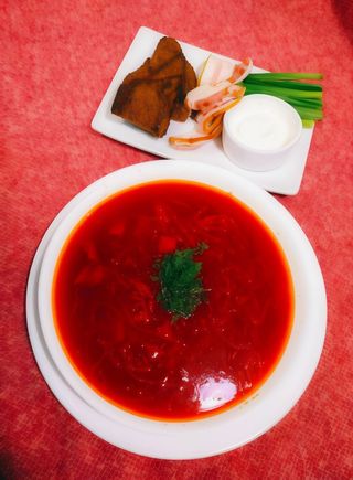 Борщ з яловичиною, сметаною та салом (400г)