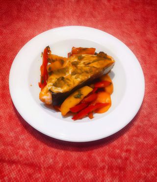 Лосось запечений з овочами та соусом песто в пергаменті (280г)